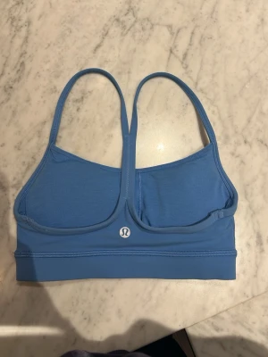 Blå lululemon sport-bh - Superfin sport-bh från lululemon! Älskar💙 Storleken är 2 vet tyvärr inte kupan 
