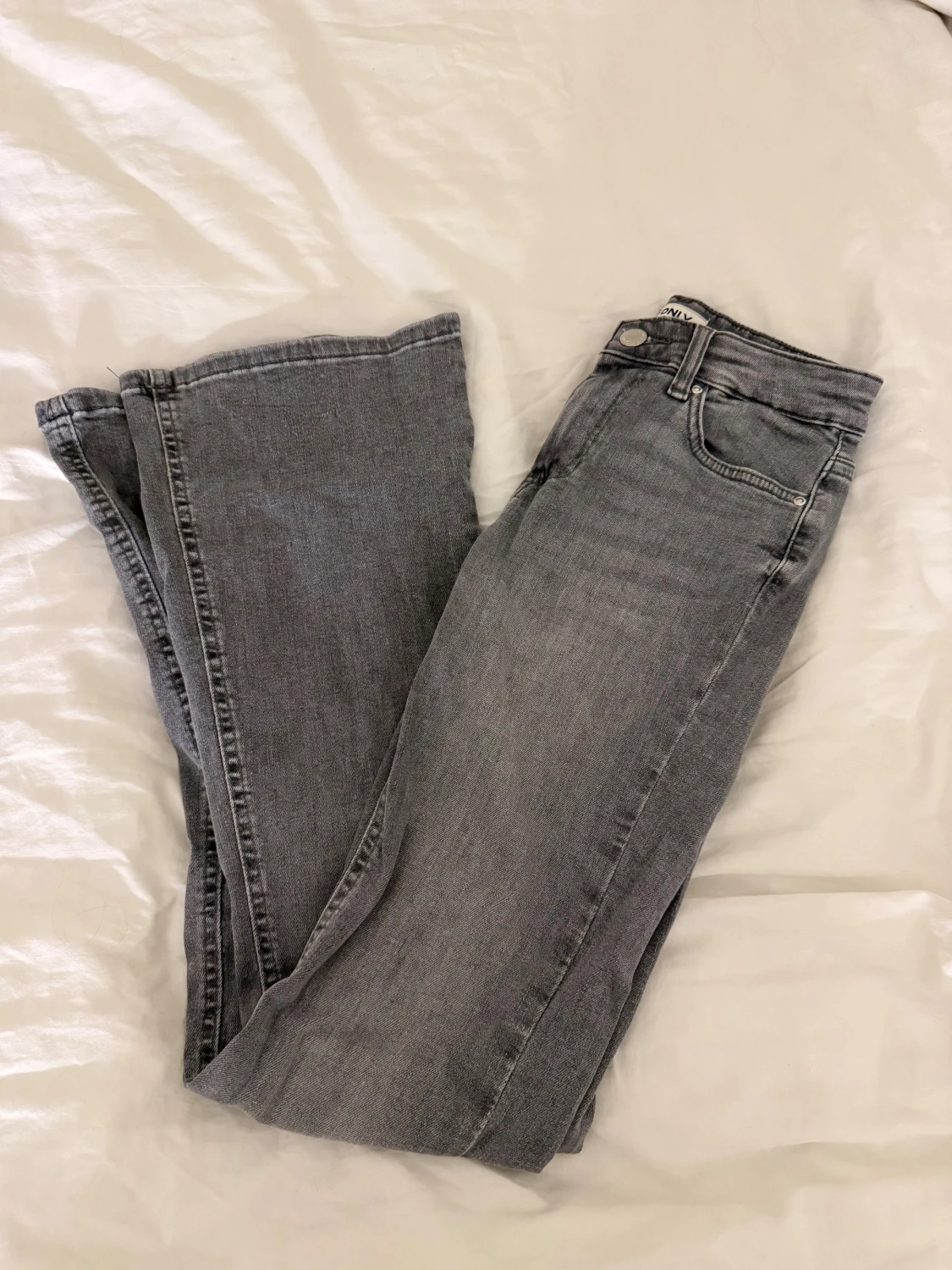 Grå bootcut jeans från ONLY XS