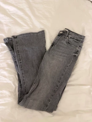 Grå bootcut jeans från ONLY XS - Säljer ett par grå bootcut jeans från ONLY i storlek XS/30. Modellen heter ONLBLUSH MID FLARED. Nya och inte använda, ändrat provade