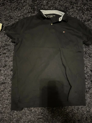 Tommy hilfiger tröja - Tja!Säljer en pikétröja från Tommy hilfiger nypris ca 799 kr har använts 1 gång kontakta om intresse och priset är inte hugget i sten 