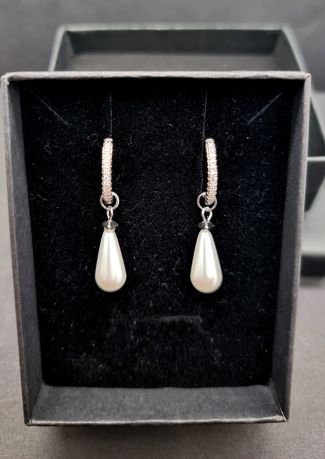 Handgjorda örhängen med pärldroppar och zirconia  - 2