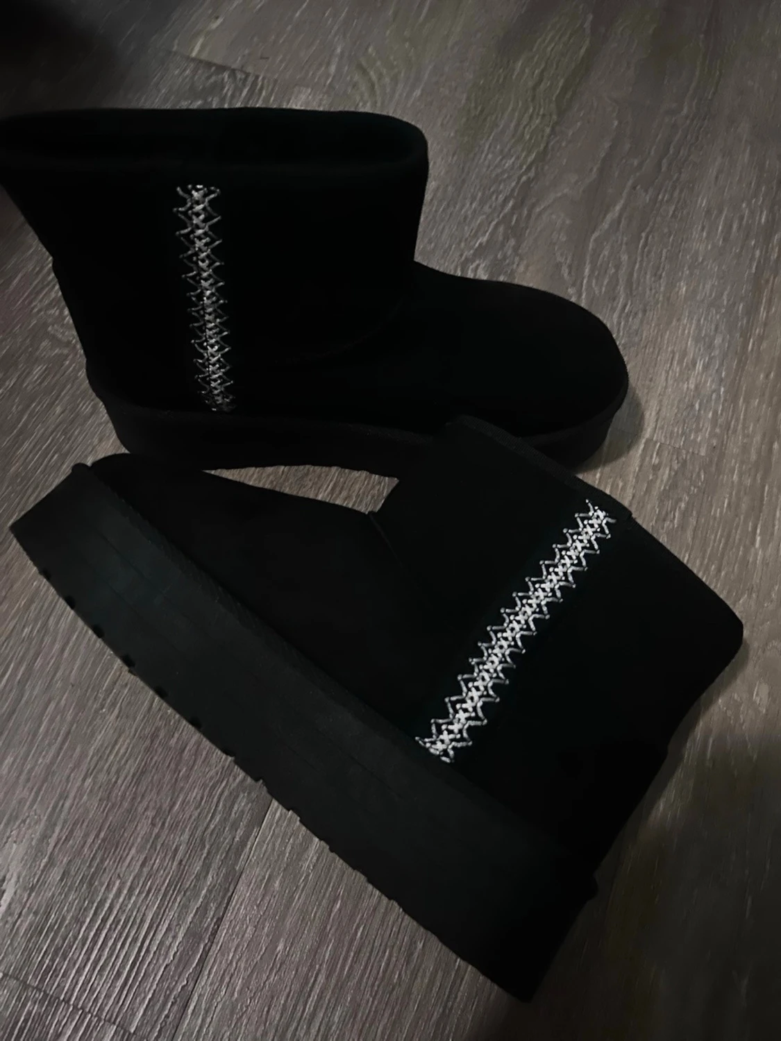 Svarta boots med vit zigzag-söm - 1