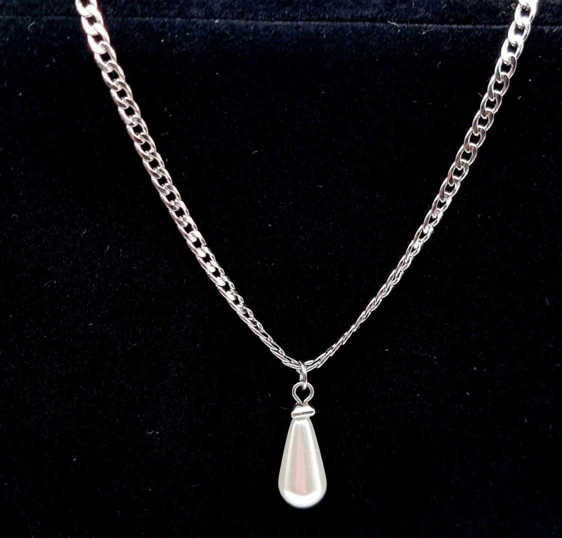 Stilfullt halsband med pärla 