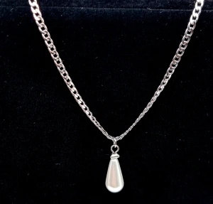 Stilfullt halsband med pärla  - Material-rostfritt stål. Kedjetjocklek-3mm.  Inspirerat av Maria Nilsdotter 