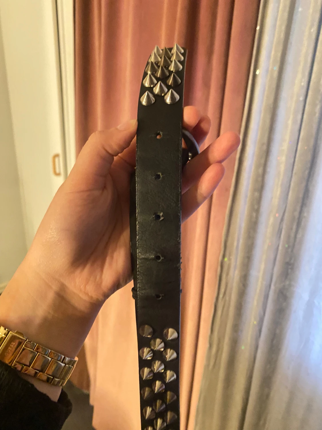 Svart nitad skinnskärp med silverdetaljer - 2