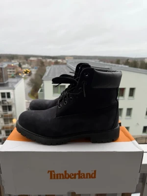 Timberland Premium 6 inch boots - Timberland Premium 6 inch boots (svart). Storlek US 9.5 (27.5 cm). Använd ett fåtal gånger. I utmärkt skick. Säljer eftersom de är stora i storleken. Levereras med originalkartong. Öppen för bud. Personligt möte är också tillgängligt.