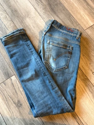 Dondup george slim fit - Tja säljer ni dessa riktigt snygga dondup george i storlek 30. Nypris ca 3500kr. Skick 8/10 vid minsta fundering är det bara att höra av sig.