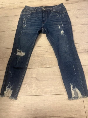 Mörkblå petite jeans från ONLY xl/27 - Använd 1 gång 