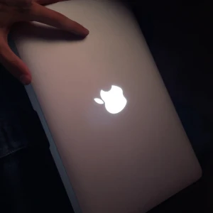 MacBook Air 11-inch (Early 2015) - Hej, Säljer en fin bärbar dator från Apple som kallas MacBook. väldigt fin dator och medföljer logic pro och laddare, laddaren  är lite sönder men inga glapp eller sånt bara utsidan!! logic är ett program som jag köpte till datorn som köptes för 1999kr till för att göra musik, det som var syftet med att jag köpte datorn från början för att göra musik, men jag har tröttnat därför just jag säljer datorn med programmet med. Om du har några frågor tveka inte att höra av dig!!😊 Mvh Riki