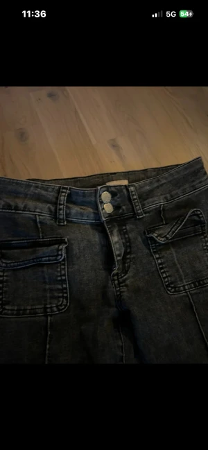Bootcut svarta jeans från Nelly - Snygga jeans helt oanvända från Nelly. Säljer då jag köpa dom på Vinted och de passade inte. Passar till finare tillfällen med nån blus eller till vardags💓