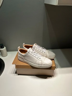 Christian Loubutins - Säljer nu mina snygga Loubs i färgen vit | Strl 46 | Innermått 30 cm | Bra skick | Mitt pris 2499kr | Nypris ca 8000kr | Hör av er vid frågor och funderingar!