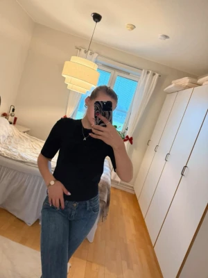 Stickad tröja - Finstickad kortärmad tröja från lager 157 i marinblå. storlek xs