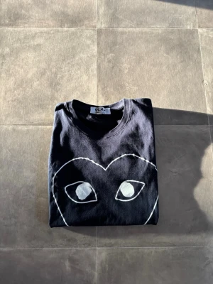 Comme des Garçons T-shirt  - Skick: 8/10 | Defekter: Inga | Storlek: S | Passar XS | Passar längd 165-170 | Mitt pris: 599 | Pris kan diskuteras vid snabb affär! | Hör av er vid frågor eller funderingar 🙌