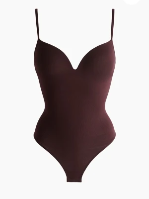 Populär H&M body - Vinröd body från H&M. Slutsåld. Använd max 1 gång. Pris kan diskuteras