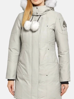 Moose knuckles jacka  - Säljer en ljusgrå parkajacka från Moose Knuckles med fluffiga vita pälsdetaljer på huvan och snörning med pälsbollar. Jackan har lång ärm, hög krage och snygg logga på ärmen. Perfekt för kalla dagar och riktigt snygg stil.