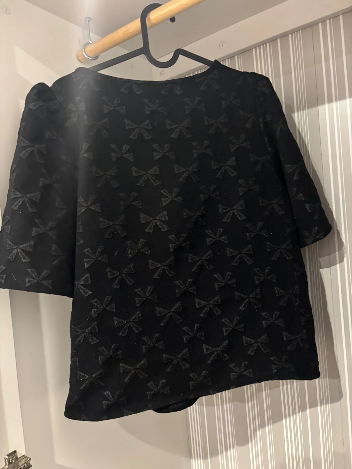 Svart blus med rosettmönster från Vila - 1