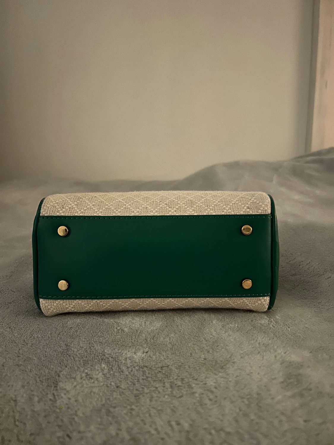 Beige och grön handväska med axelrem  - 2