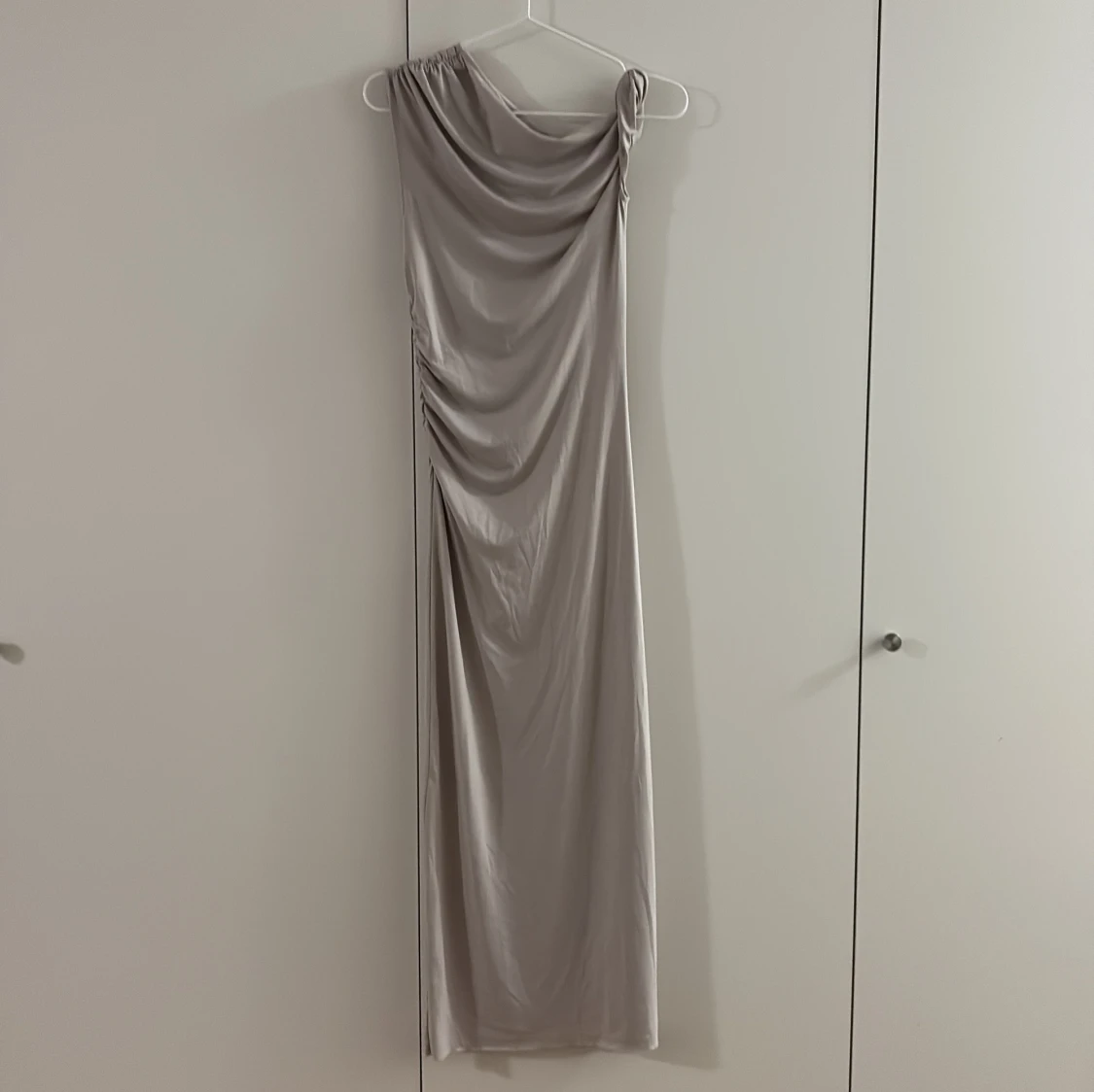 Champagnefärgad långklänning från H&M