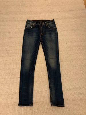Nudie Jeans W28 - Säljer dessa feta blåa nudie jeans i modellen lean dean, jeansen har fin wash både fram och bak. Storlek W28 L32. Tveka inte att skicka meddelande vid minsta fråga! Priset diskuterbart vid snabb affär!