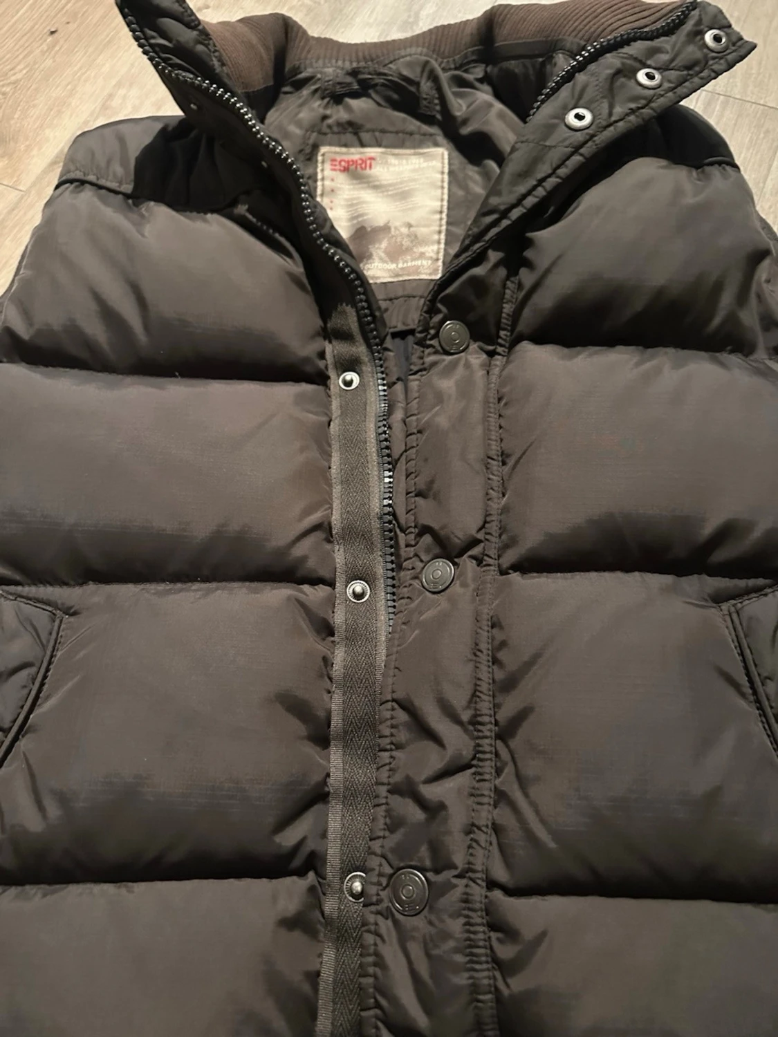 Svart dunväst från Esprit - 4