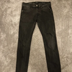 Replay Anbass jeans - Säljer nu ett par riktigt feta Replay anbass jeans. Storlek W32, L34. Om du har några funderingar så är det bara att fråga på! ⭐️
