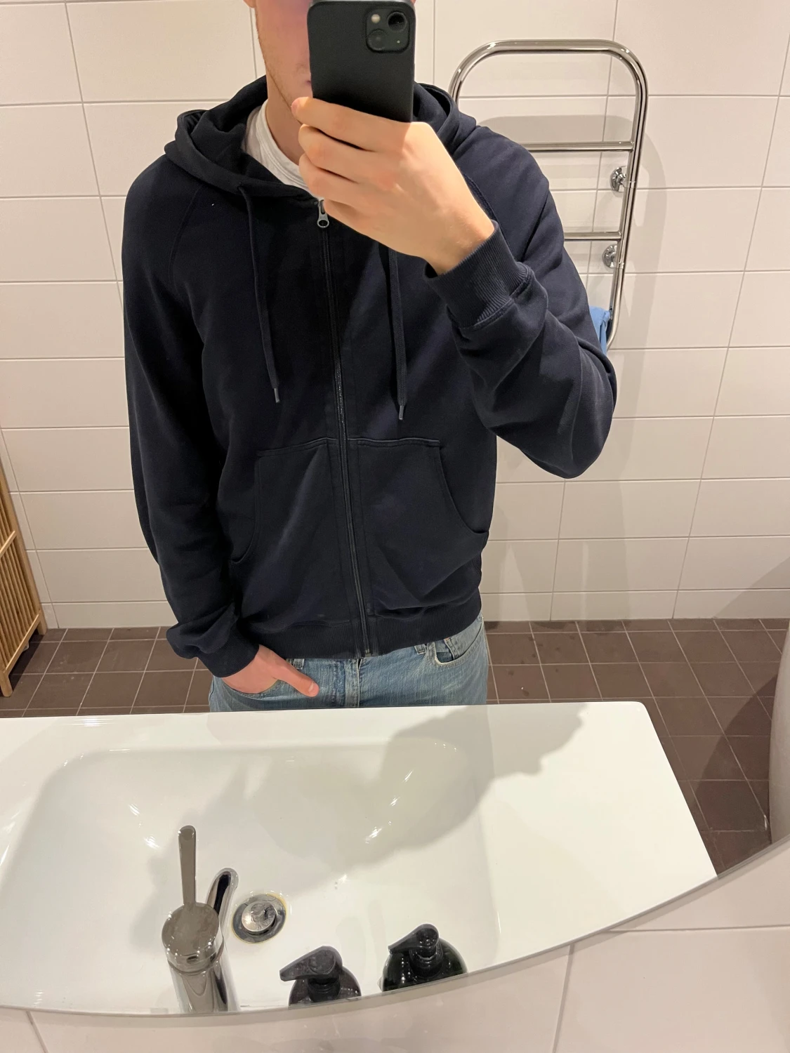 Mörkblå hoodie från Oscar Jacobson