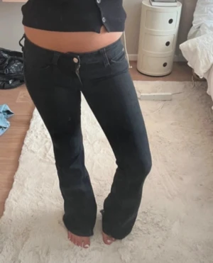 Cheap monday jeans  - Så snygga svarta i strl 28/30! Sparsamt använda🩷 är 165 för referens!!