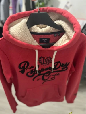 Superdry hoddie - Superdry hoddie med fodrad huva perfekt för vintern  extremt bra skick bara och  skriva för minsta fundering