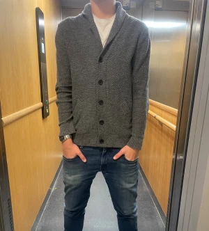 Grå Stickad kofta - Säljer en tvär fet stickad kofta/cardigan från hollister. Storlek S och o passar allt mellan 172-182 typ. Pris ej hugget i sten. Vid fler frågor och funderingar är det bara att höra av sig