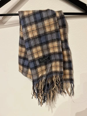Burberry halsduk  - Burberry scarf i fint skick! Hör av dig vid frågor och kolla gärna in min profil där jag säljer andra burberry halsdukar mm! 
