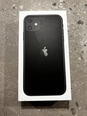 iPhone 11 64GB Black - Snygg iPhone 11 i svart med 64GB lagring. Kommer i originalförpackning med USB-C till Lightning-kabel.                                 Mobilen har dubbla kameror och i mycket gott skick, inga synliga skador eller repor. Perfekt för dig som vill ha en pålitlig och modern smartphone. 87% batterihälsa.
