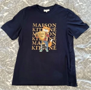 Maison kitsune T-shirt - Fin tröja hög kvalité ny pris över 1500. Inga defekter alls som ny. 