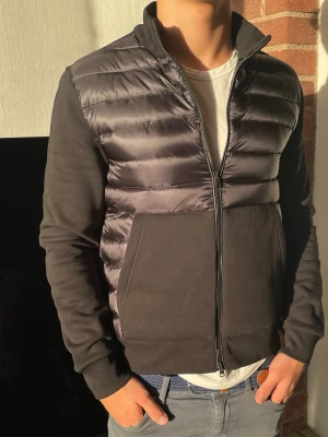 Herno Cardigan - Säljer en (HELT NY) otroligt fin och fräsch cardigan från lyxmärket Herno | Storlek: 46, small ~ Modellen är 178cm & väger 71kg | Skick: 10/10, aldrig använd, alla original lappar kvar och kommer med original tillbehör | Nypris är 3800kr men vi säljer för endast 2100