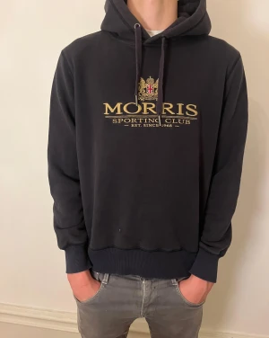 Morris hoodie - Säljer denna fräscha Morris hoodien. Perfekt nu för vintern då den är väldigt bekväm och mysig. Jag på bilden är 184cm och ja den e lite för liten.