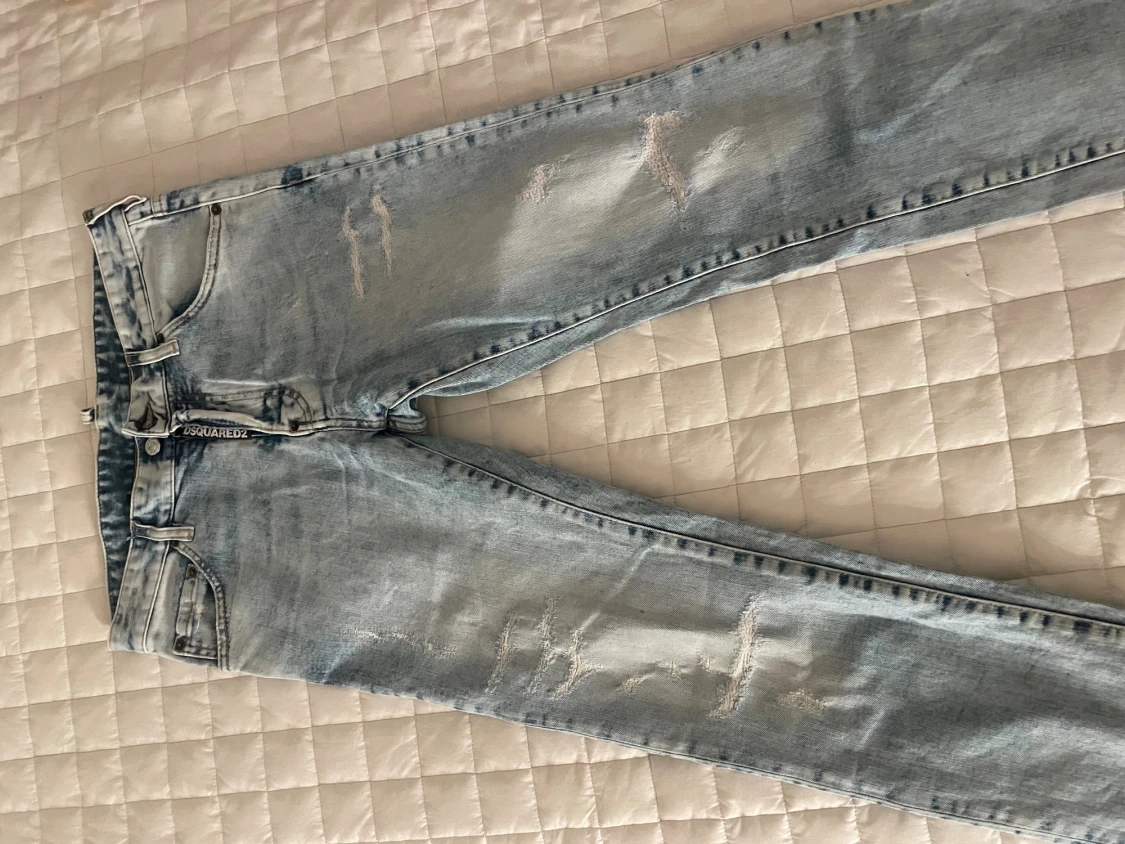 Ljusa jeans från Dsquared2 med slitningar