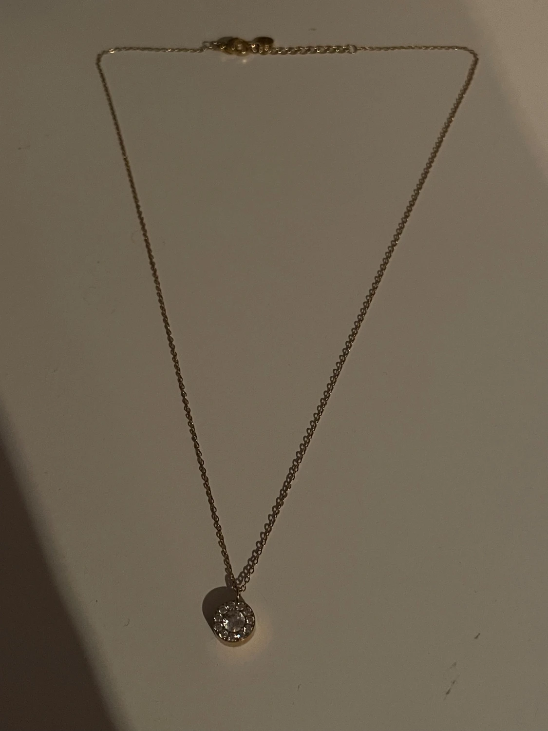 Fint guldfärgat halsband. - 2