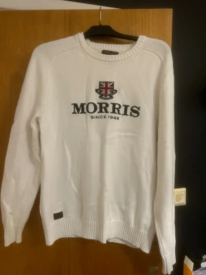Vit stickad tröja från Morris Gents - Säljer en vit stickad tröja från Morris Gents. Tröjan har rund hals, ribbade muddar med en liten defekt på vänstra mudden. Välanvänd men utöver mudden har dne inga andra defekter. Storlek L men jag som S tjej har använt den som lite mer oversized tröja, men inte något jättemycket större.
