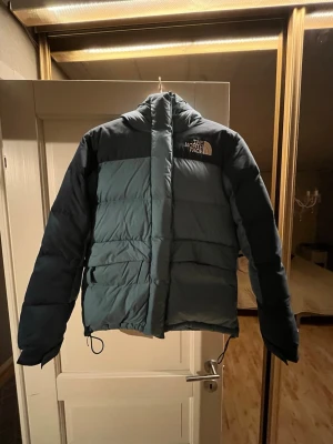 Jacka - Jacka från The North Face i storlek S. Använd men i fint skick och inga defekter. Mitt pris 1200kr. 
