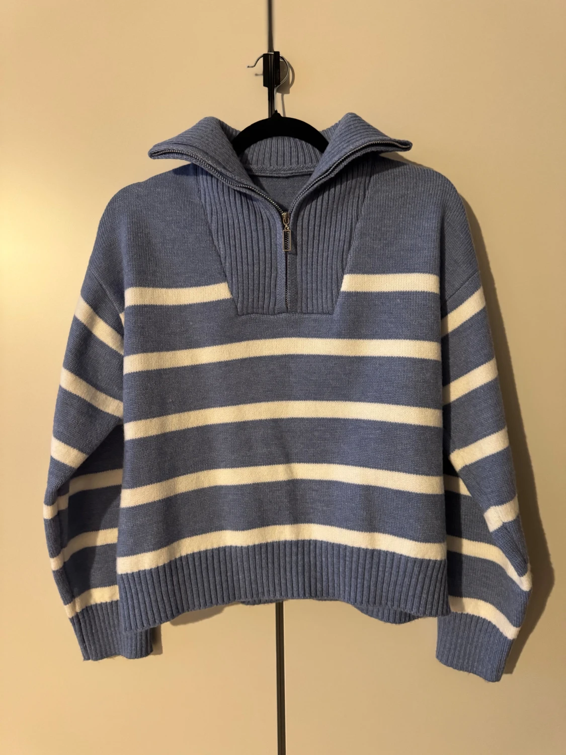 Blåvit randig stickad tröja med zip - 1