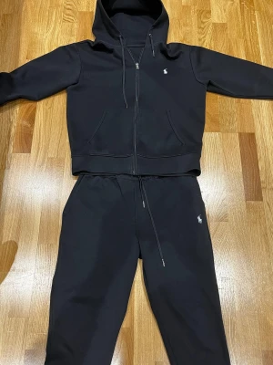 Ralph Lauren tracksuit  -  En skön svart Ralph Lauren tracksuit, så gott som ny båda plaggen för sig kan också passa med massa andra kläder! Jättefin kvalitet
