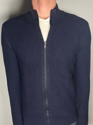 John Henric zip - Säljer en riktigt snygg och trendig John Henric helzip i fint skick, storlek S, vid frågor är det bara att skriva //Gramenri