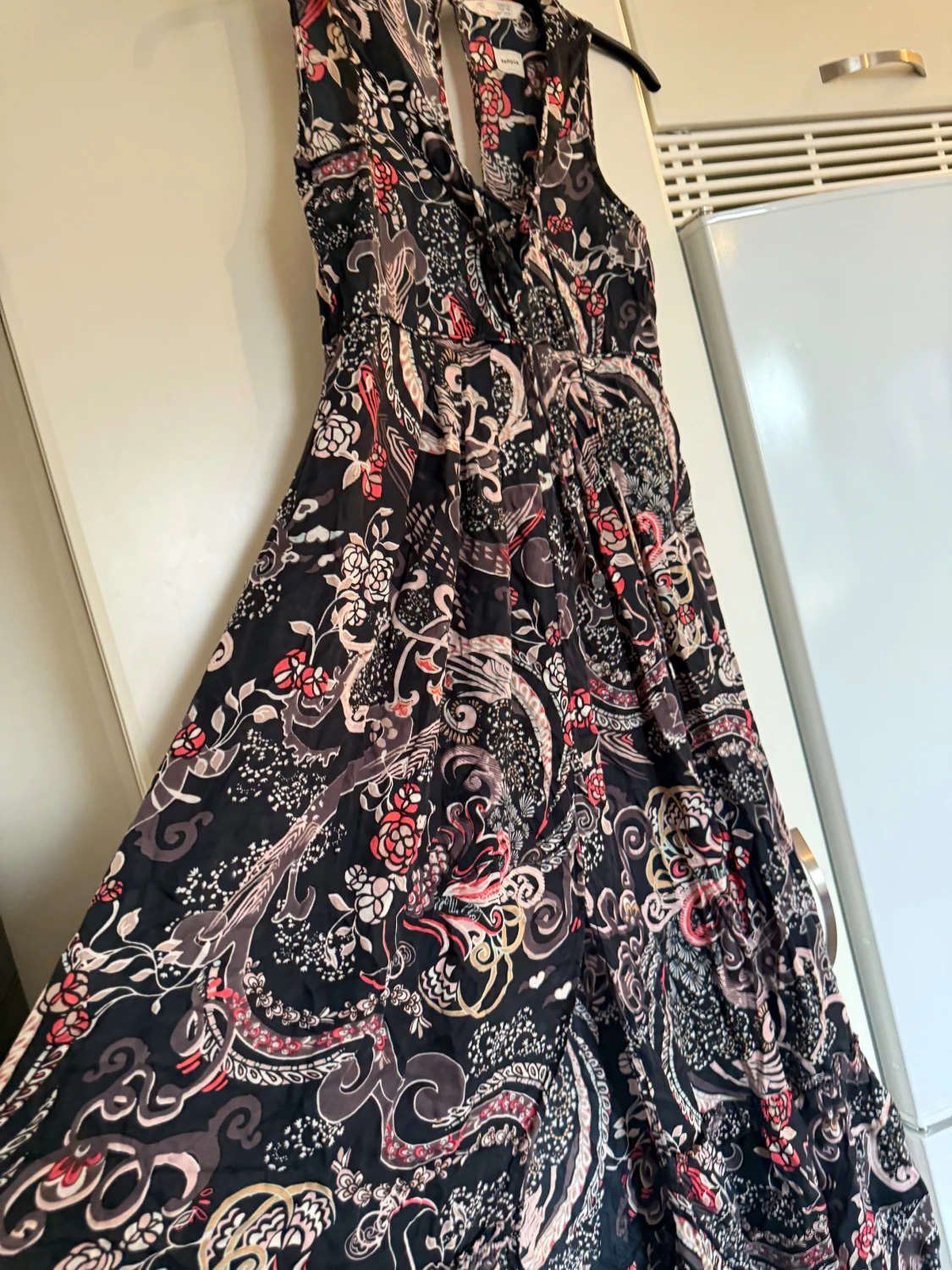 Svart långklänning med blommigt mönster - 1