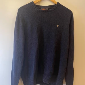 Morris crewneck  - Stickad Marinblå Morris crewneck. I gott använt gott. Storlek L.