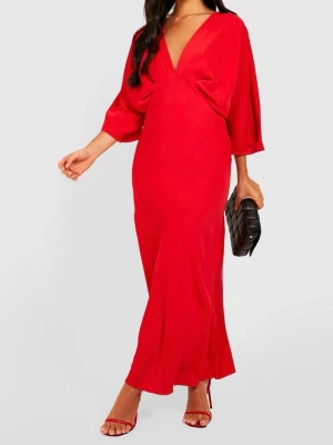 Röd långklänning från Boohoo - Säljer en supersnygg röd långklänning från Boohoo med djup v-ringning och vida trekvartsärmar🤩 Klänningen har en snygg passform som framhäver figuren. Dragkedja bak för enkel påklädning. Aldrig haft på mig denna då jag beställde 2 storlekar och den andra passade bättre💓på sista bilden bär jag storleken som passade mig