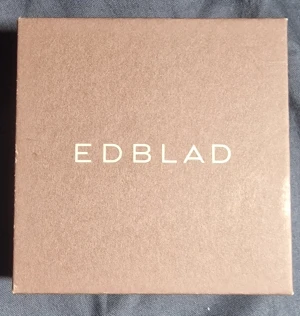 Edblad armband med cirkelberlock - Säljer ett stilrent armband från Edblad med en tunn silverfärgad kedja och en rund cirkelberlock. Kommer i original ask, perfekt som present eller för att lyfta din outfit med en enkel detalj.