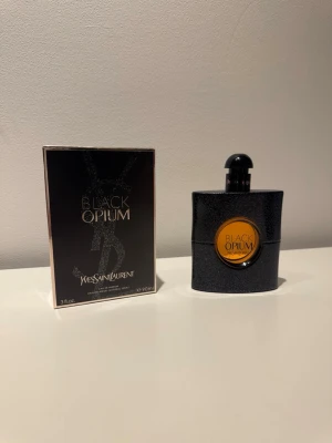YSL Black Opium 90ml parfym - Endast testat 1-2 spray, god tjejparfym.