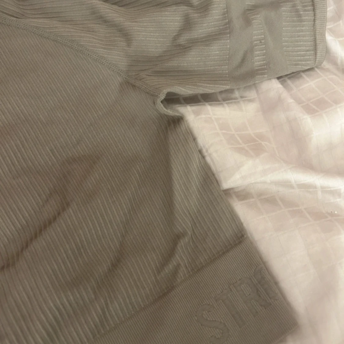 Beige ribbad tröja från Stronger - 1