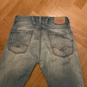 Replay Anbass - Säljer ett par ljusblå Replay Anbass med snygga slitningar! I Storlek 29/32. Kom gärna med frågor! Pris går diskutera!