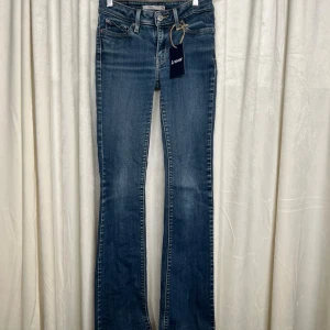 Levi's 715 Bootcut jeans blå - Mått: innerbensmått 78 cm Ytterbensmått 98 cm     Midjemått (mätt rakt över) 31 Cm Lårmått 15cm   Grenmått 18 cm                                                                      Bra skick. Hör gärna av er vid frågor!                    Följ oss : Instagram a_wearuf                                                         TikTok : awearuf                                                                   (Nr 4) 