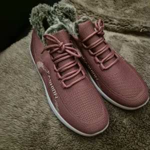 Lila sneakers med fuskpälsfoder - Säljer ett par lila  sneakers från Fashion med grov sula och snörning. Skorna har ett mjukt grått fuskpälsfoder som gör dem extra mysiga och perfekta för kyligare dagar. Ovandelen är i textil och sulan är vit med bra grepp. Riktigt snygga och bekväma sneakers!